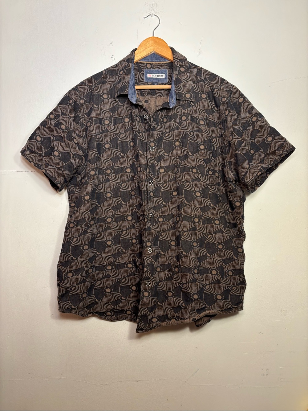 32 bar blues Men's Short-Sleeve Geometric Button-Down Shirt in Brown & Black